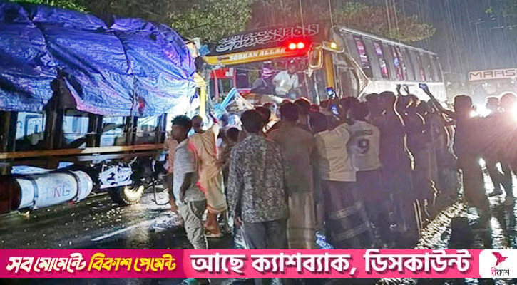 লোহাগাড়ায় বাস-ট্রাক সংঘর্ষে প্রাণ গেল একজনের